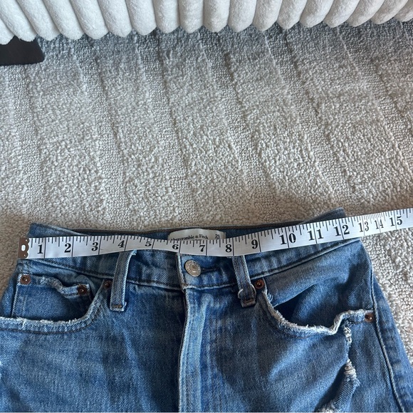 Abercrombie & Fitch Women’s High Rise 4” Distressed Shorts - Picture 4 of 6